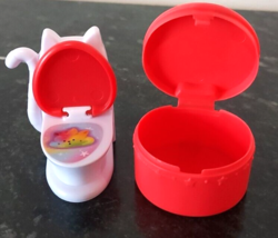 Gabby&#39;s Purrfect Dollhouse Playset Replacement Red Delivery Box and Toilet - £11.59 GBP