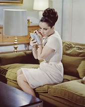 The V.I.P.S Elizabeth Taylor Applying Make Up 8x10 Photo(20x25cm) - $9.75