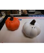 Greenbrier Ceramic Pumpkin Salt &amp; Pepper Shakers 3&quot;H NEW - $164.55 MXN