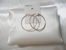 Style &amp; Co 2&quot; Gold Tone Large Textured Hoop Hinged Snapback Earrings Y613 - £7.16 GBP