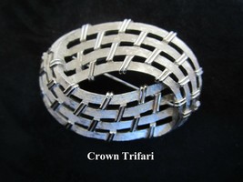 Crown TRIFARI Brooch Pin Brushed Silver Tone Oval Basket Weave 1960s Vintage - £19.97 GBP