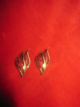 VINTAGE PAIR OF GOLD TONE EARRINGS WITH RED SPARKLING ENAMEL IN GOLD TON... - $9.95
