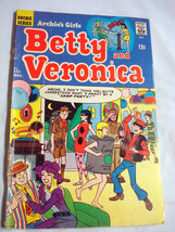Archie&#39;s Girls Betty and Veronica #131 1966 Good  Bathing Suit Pin-Ups - £7.96 GBP