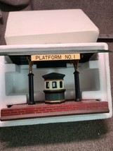 Dept 56 &quot;Victoria Station Train Platform&quot; #55751 Heritage Village Collection - £11.30 GBP