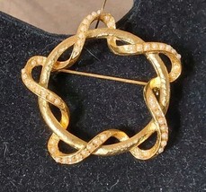 Gold Tone Brooch Lapel Pin Round Intertwined Faux Pearl 1.75x1.5 - $12.58
