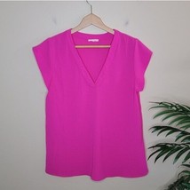 Sis Sis | Pink Short Sleeve V-neck Textured Blouse, size medium - £15.15 GBP