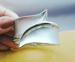 Vintage Crown Trifari Brushed Silver Tone Bypass Hinged Clamper Bracelet - £31.31 GBP