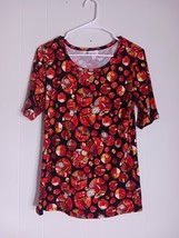 LuLaRoe &quot;GIGI&quot; Top  Elf Christmas Theme  Size Lg red black short sleeve ... - $145.74 MXN