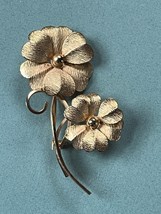 Vintage Etched Goldtone Double Layered Petal Flower w Long Stem Pin Brooch –  - £9.59 GBP