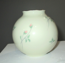 Lenox  Ivory Color with 24k Gold Trim Globe Floral Vase - £12.45 GBP