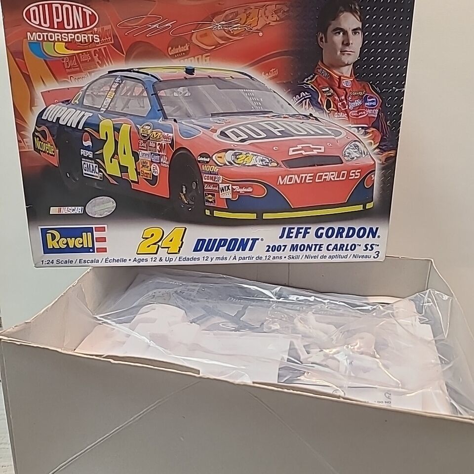 Revell 1:24 Scale Jeff Gordon 2007 Monte Carlo SS Model 85-2075 For Parts Only - £15.67 GBP