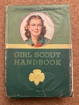 1946 Edition of the Girl Scout Handbook with Book Jacket - $323.54 MXN