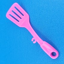 2017 Barbie Ultimate Kitchen Replacement Pink Spatula Accessory Mattel H... - £2.34 GBP