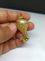 Vintage Art Déco Sculpture Pendentif Plaqué Or - $19.79