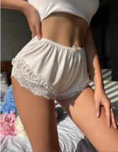 Bow Front Panty - $304.44 MXN