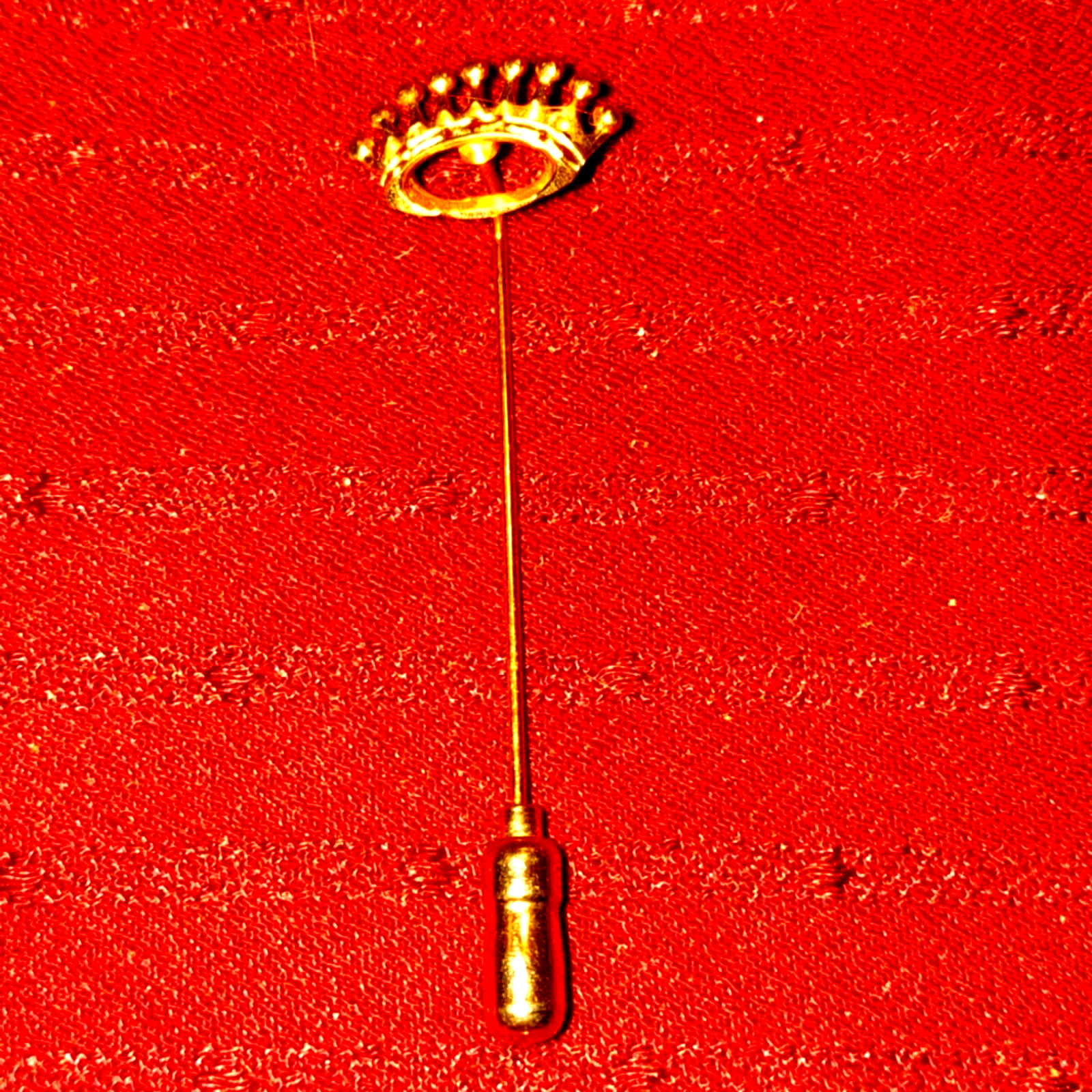 Stunning vintage Gold crown brooch - $14.85