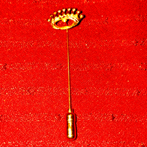 Stunning vintage Gold crown brooch - $282.69 MXN