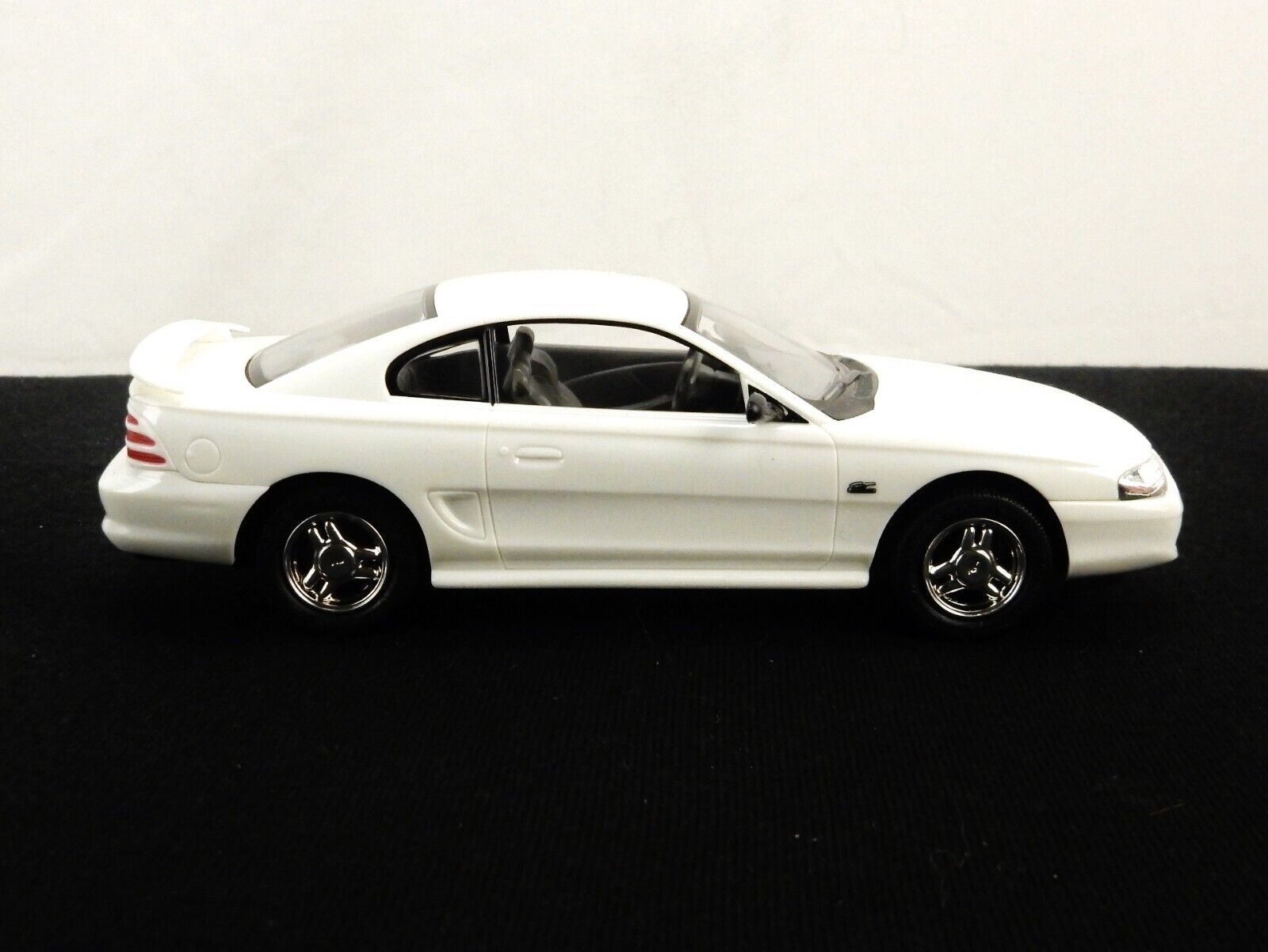 1995 Ford Mustang GT Plastic Model Car, ERTL/AMT 6554EO Crystal White, Collector - $24.45