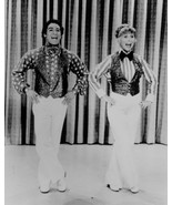 Laverne and Shirley Betty Garrett Eddie Mekka 8x10 Photo L8851 - £7.82 GBP