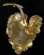 Vtg Wells 14K Gold Filled (GF) Maple Leaf Pin Carved with Pearl Leaves Brooch  - £14.68 GBP