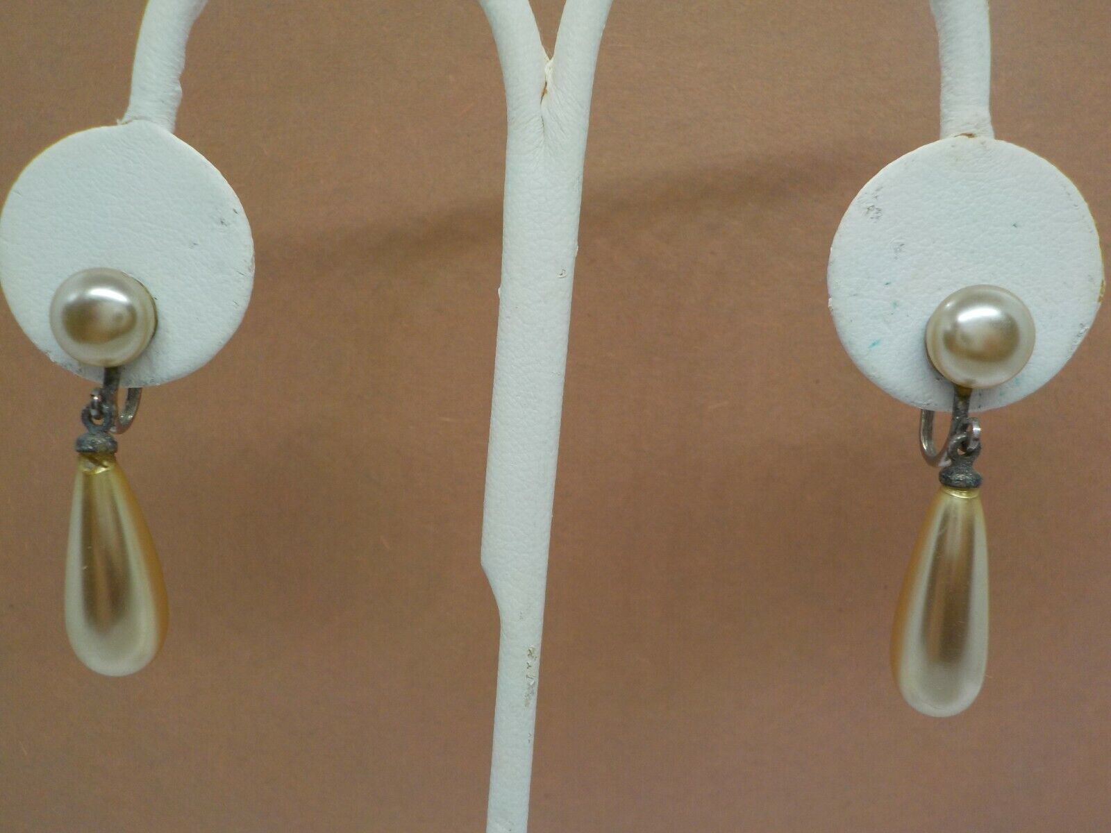 VINTAGE CORO DANGLE EARRINGS FAUX GOLD PEARL SCREW-ON CLIP ON FASHION JEWELRY - $17.99