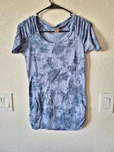 UNBRANDED JUNIORS SMALL FLORAL TOP - $4.00