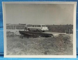 Vintage Noir &amp; Blanc Photo 1950&#39;s Automobile Sur Pont - $28.58