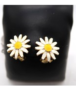 Vtg MCM White Enamel Daisy Yellow Center Clip-On Gold Tone Earrings - $222.74 MXN