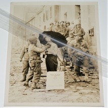 1944 WW2 / Wwii International News Press Release Photo ~ Us Soldiers Goofing - £69.89 GBP