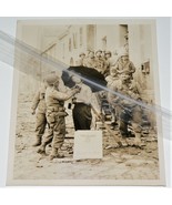 1944 WW2 / WWII INTERNATIONAL NEWS PRESS RELEASE PHOTO ~ US SOLDIERS GOO... - $89.09