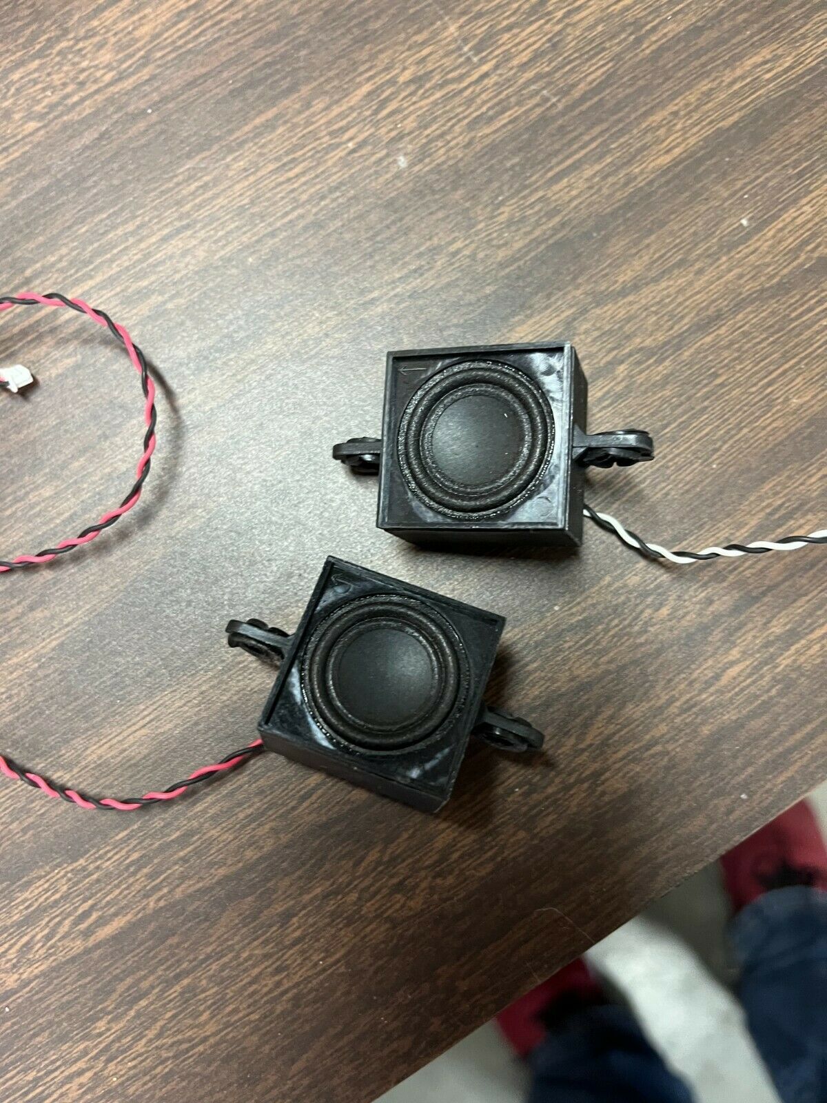 RCA x03029rq01  left and right speakers 4 OHM 2.5 watt Westinghouse L1916HW - $7.92