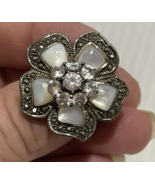 SILVER Flower Shape RING with white stone shell and diamonds (glass) SIZE 7 - $612.15 MXN