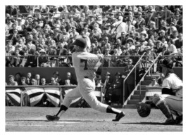 Mickey Mantle Batting For New York Yankees 5X7 B&amp;W Baseball Photo - £6.77 GBP