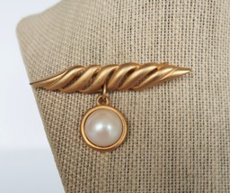 Vintage brushed gold tone bar pin with faux pearl cabochon dangle - £11.84 GBP