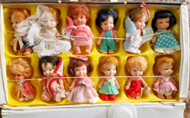 MCM mini Doll Ideal Toy UNEEDA Pee Wee Village Case with 12 Mini Dolls & Outfits - $93.12
