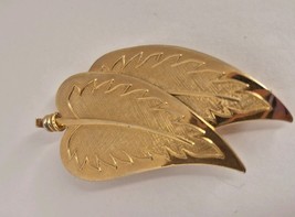 Vintage Coro Double Leaf Brooch Pin Gold Tone Textured Smooth 2 1/2&quot; - $274.88 MXN