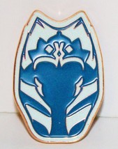 Star Wars Ahsoka Tano Head Blue Silhouette Embossed Image Metal Pin NEW UNUSED - £7.61 GBP