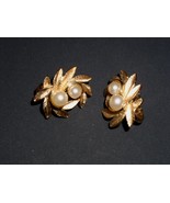 Avon Clip On Earrings Gold Pearl Costume Jewelry Vintage 1950&#39;s 1960&#39;s - $379.94 MXN