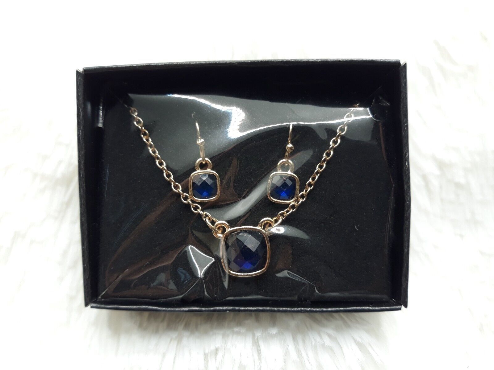 Primary image for AVON COLORFUL METALS PENDANT NECKLACE AND EARRING GIFT SET (BLUE) NEW SEALED!!!