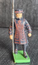 BRITAINS TOY SOLDIERS YEOMAN WARDER BEEFEATER  WITH PIKE DARK COAT VINTA... - $7.85
