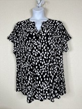 NWT Cocomo Womens Plus Size 3X Blk/Wht Abstract Smudge Studded Top Short Sleeve - £22.31 GBP