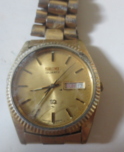 Vintage Seiko SQ Watch Men Gold Tone Band Day Date Dial 7123-8059 Japan-C - £29.77 GBP