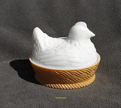 Vintage AVON Nesting Hen Milk Glass Soap Dish 4 Hostess Soaps Original B... - $7.99