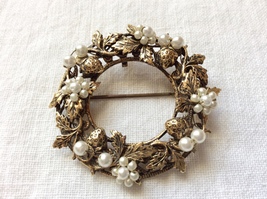 Vintage Circle Pin with Strawberry Blossoms and Seed Pearls - £15.92 GBP