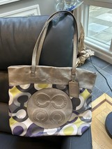 COACH Julia Op Art Signature Tote 14970 - $1,393.74 MXN