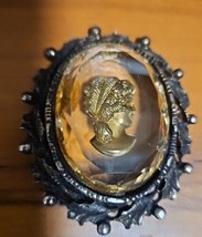 Vintage Glass Cameo BROOCH reverse carved intaglio gold tone   A - $329.38 MXN