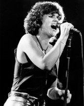 Linda Ronstadt in vest singing at concert 1980 16x20 Poster - £15.97 GBP