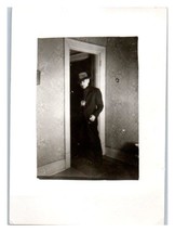 Vecchia Fotografia Uomo IN Scuro Suit IN Piedi IN Porta 1930&#39;s - £35.66 GBP