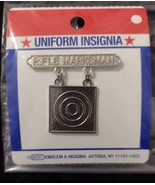 USMC RIFLE MARKSMAN QUALIFICATION BADGE - NEW IN PACK :K6 - $11.22 CAD