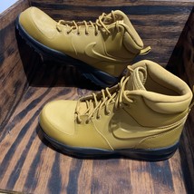 *NEW* Big Kid&#39;s Nike Manoa LTR Wheat/Black (BQ5372 700) Size 7Y - $869.14 MXN